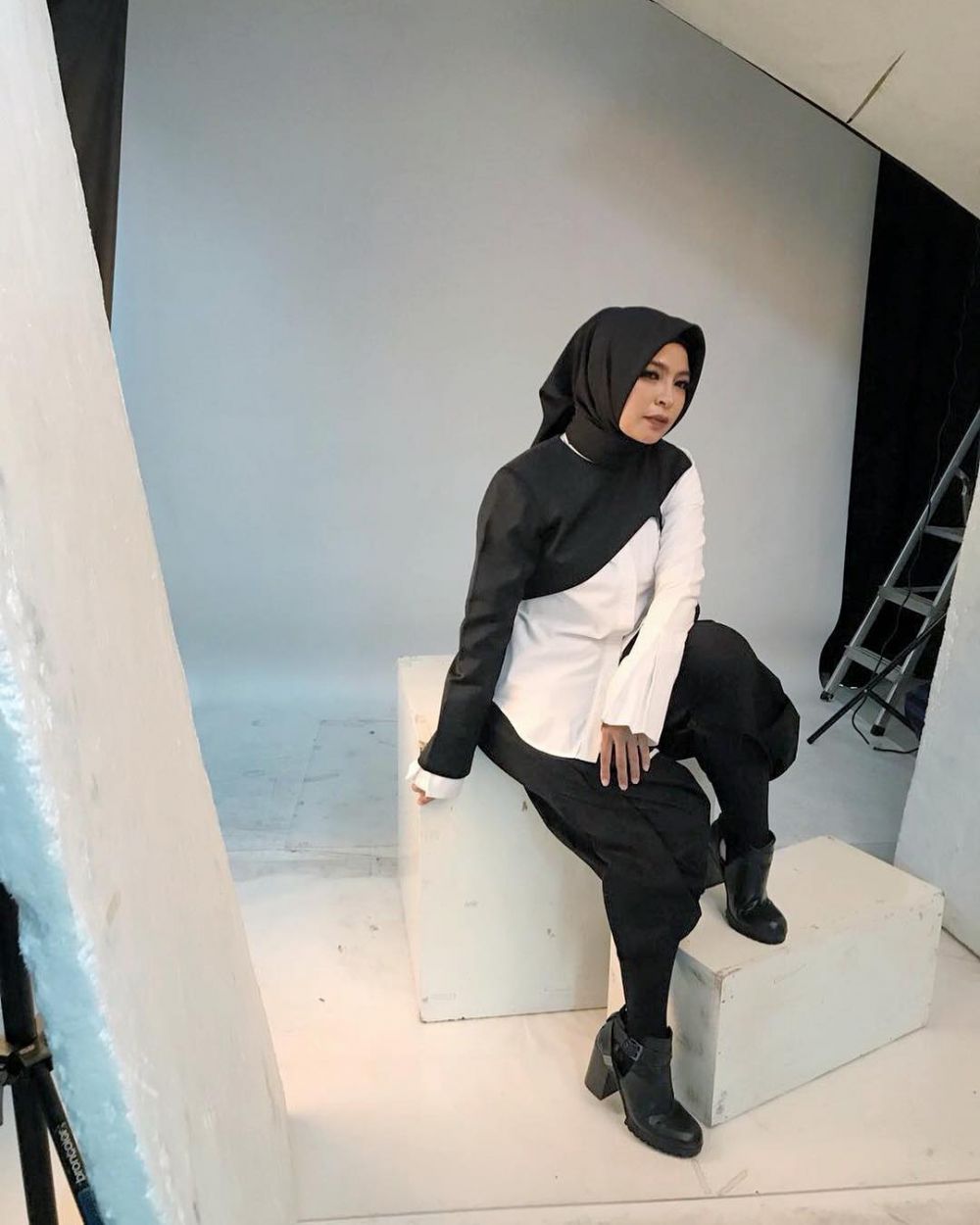 8 Gaya Tantri Kotak dengan hijab hitam, pesonanya misterius