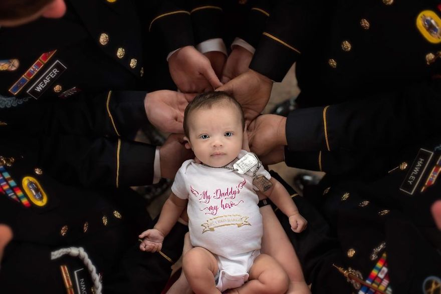 Pemotretan bayi & prajurit ini viral, kisah di baliknya bikin terharu