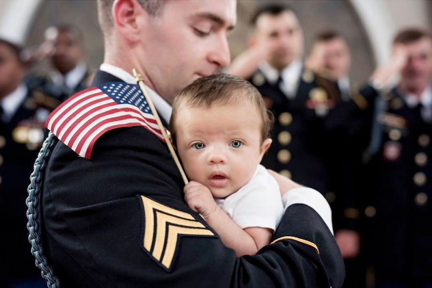 Pemotretan bayi & prajurit ini viral, kisah di baliknya bikin terharu