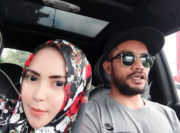 10 Potret kemesraan Zulham Zamrun dan istri, lengket bak masih pacaran