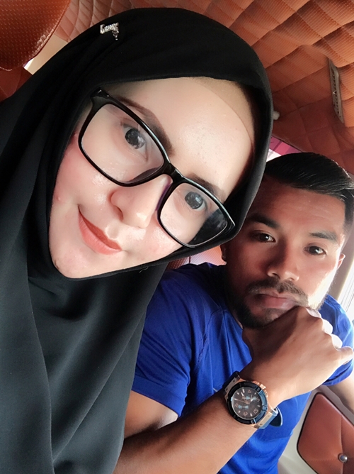 10 Potret kemesraan Zulham Zamrun dan istri, lengket bak masih pacaran