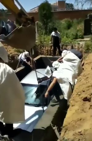 Bukan peti mati, kamu tak akan sangka tempat menaruh jenazah pria ini