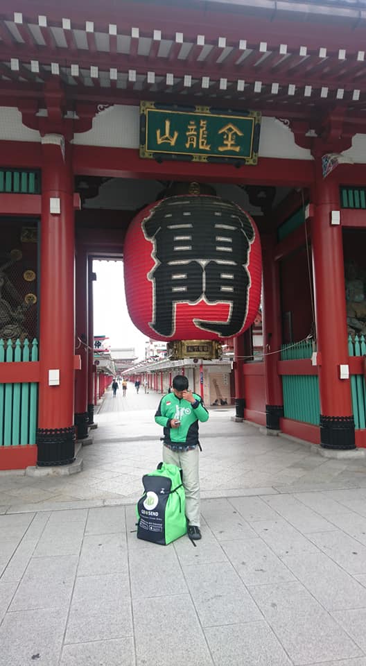 9 Potret sopir ojek online liburan ke luar negeri ini bikin salut pol