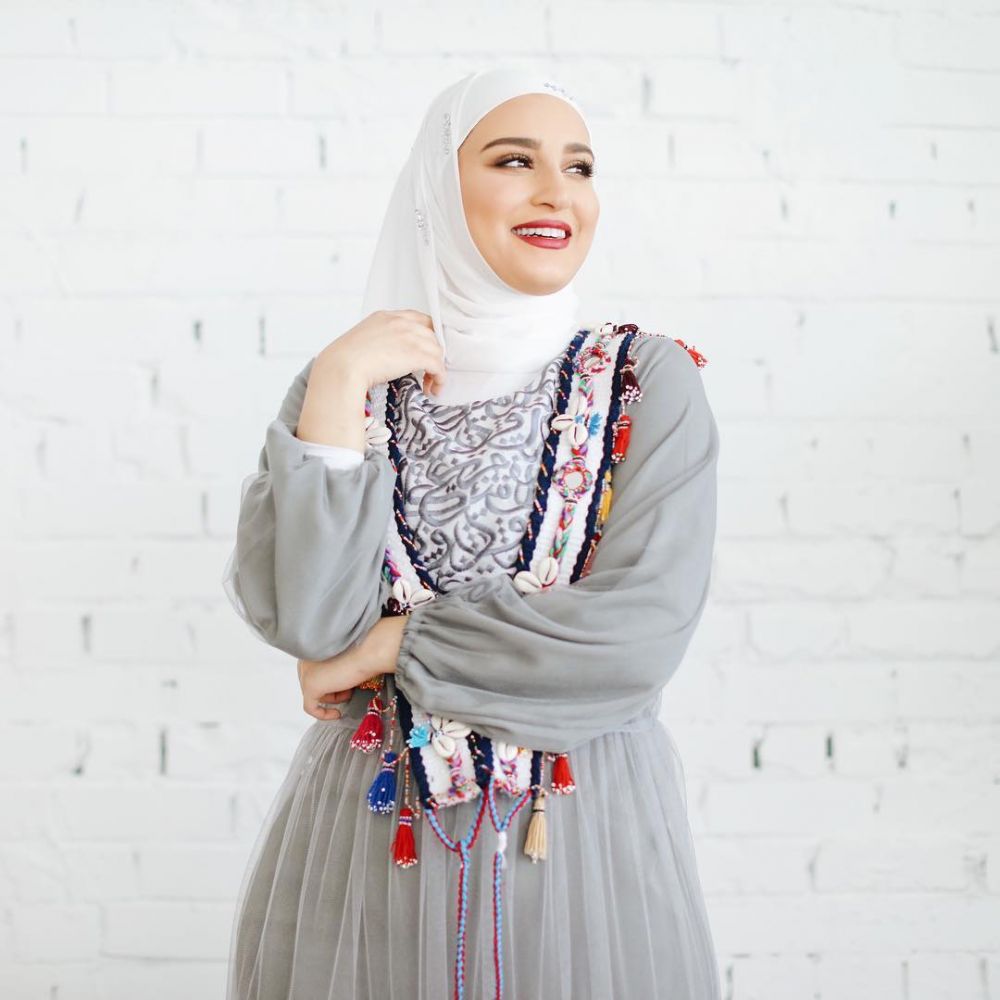 10 Gaya OOTD ala Dalal Al Doub, beauty blogger cantik dari Kuwait