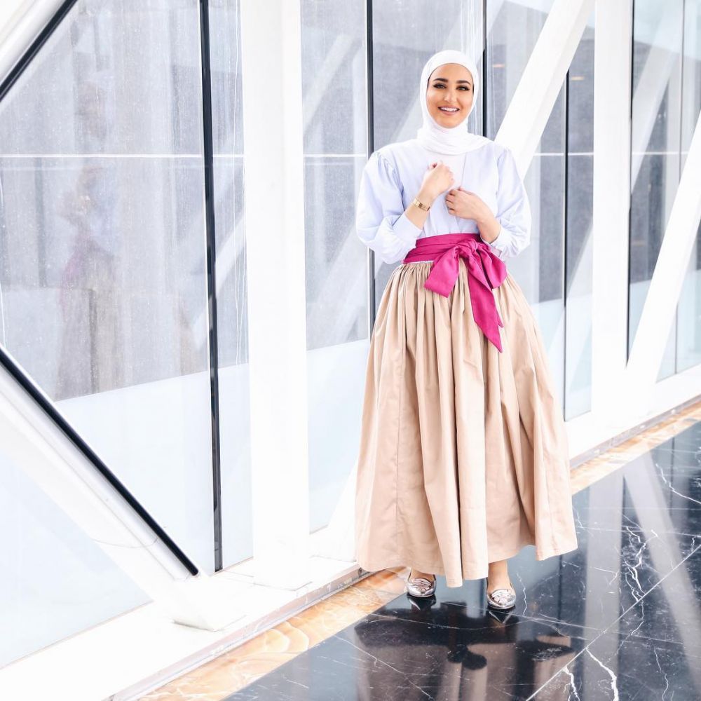 10 Gaya OOTD ala Dalal Al Doub, beauty blogger cantik dari Kuwait