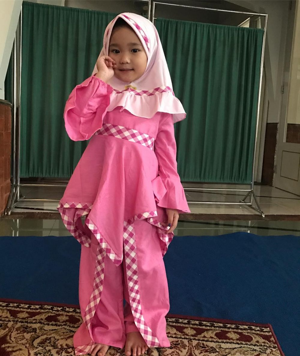 7 Gaya menggemaskan Bilqis putri Ayu Ting Ting saat pakai hijab