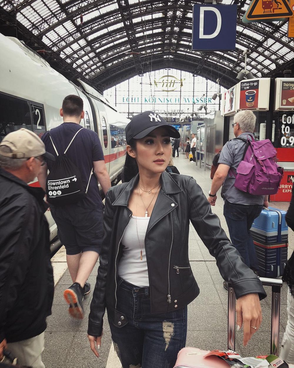 Adu gaya Angela & Crystal Oceanie, si cantik time keeper di Uang Kaget