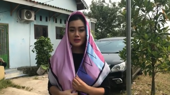 5 Gaya simpel Nia Anggia berhijab, si cantik adik mendiang Julia Perez