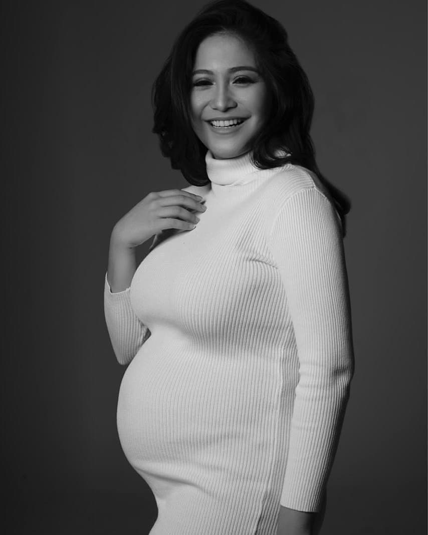 5 Potret maternity Caca Tengker, sederhana tapi penuh makna