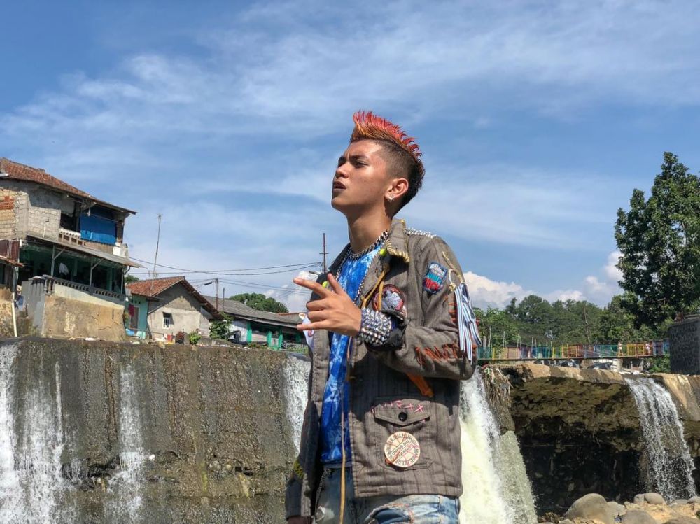 Terlihat gahar, ini 10 potret Ajil Ditto saat tampil seperti anak punk