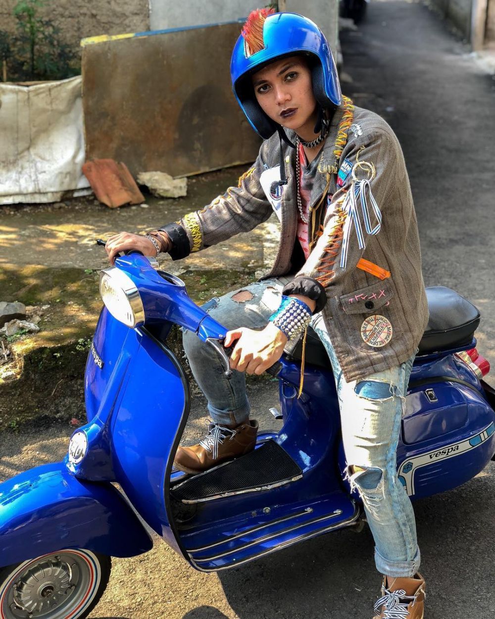 Terlihat gahar, ini 10 potret Ajil Ditto saat tampil seperti anak punk