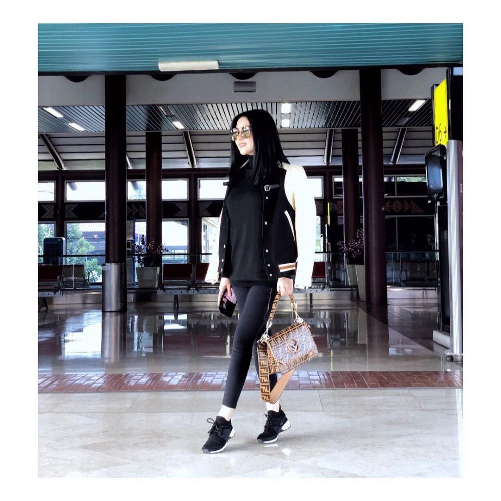 10 Gaya Syahrini dengan rambut lurus hitam mengkilat, idaman wanita