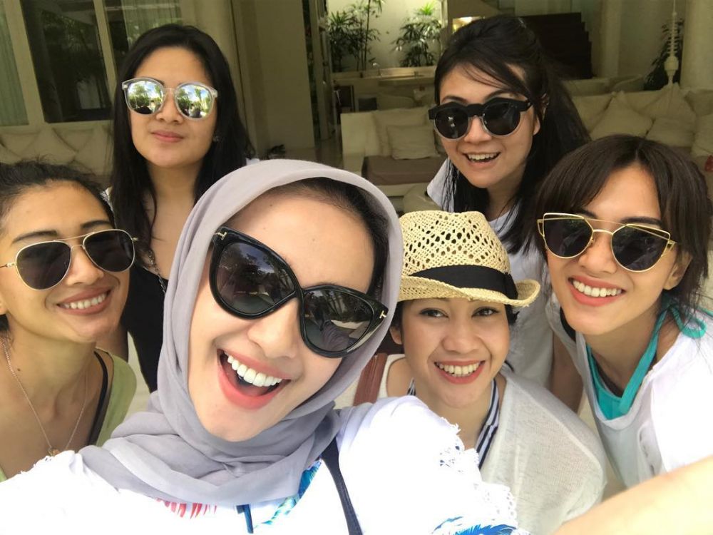 10 Potret Anekaria, geng Laudya Cynthia Bella yang kompak banget
