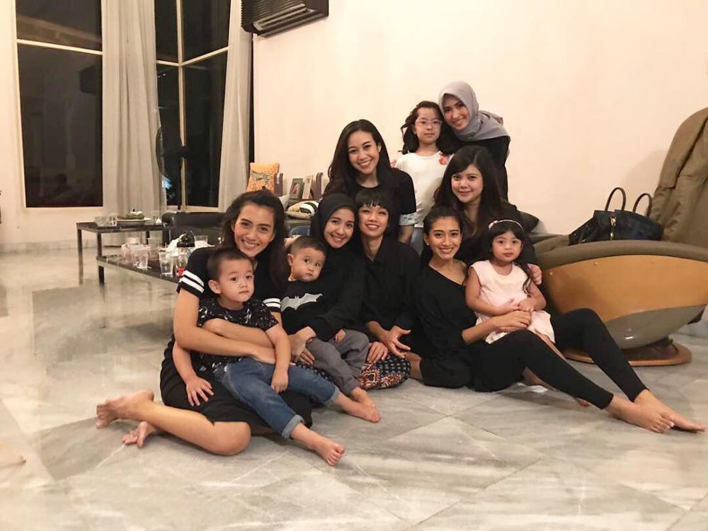 10 Potret Anekaria, geng Laudya Cynthia Bella yang kompak banget