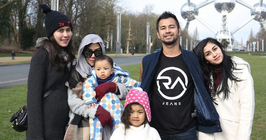 10 Potret kedekatan Raffi Ahmad dengan ibu & adik-adiknya