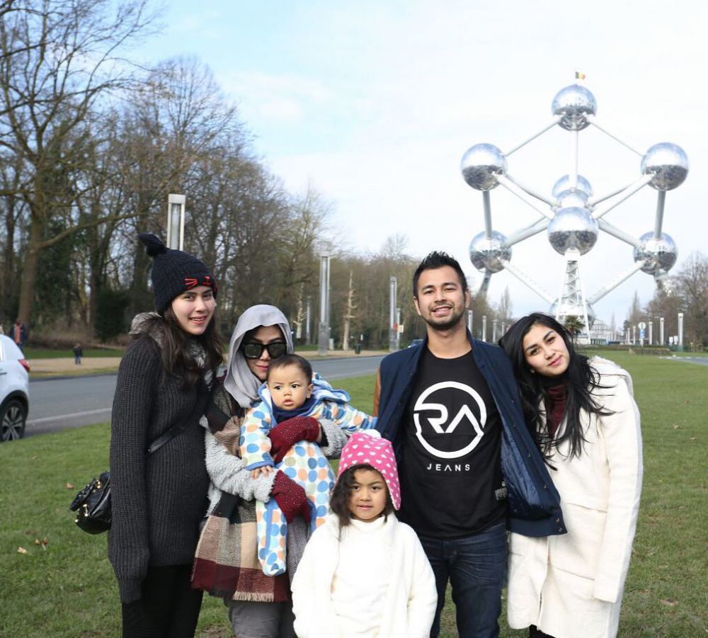 10 Potret kedekatan Raffi Ahmad dengan ibu & adik-adiknya