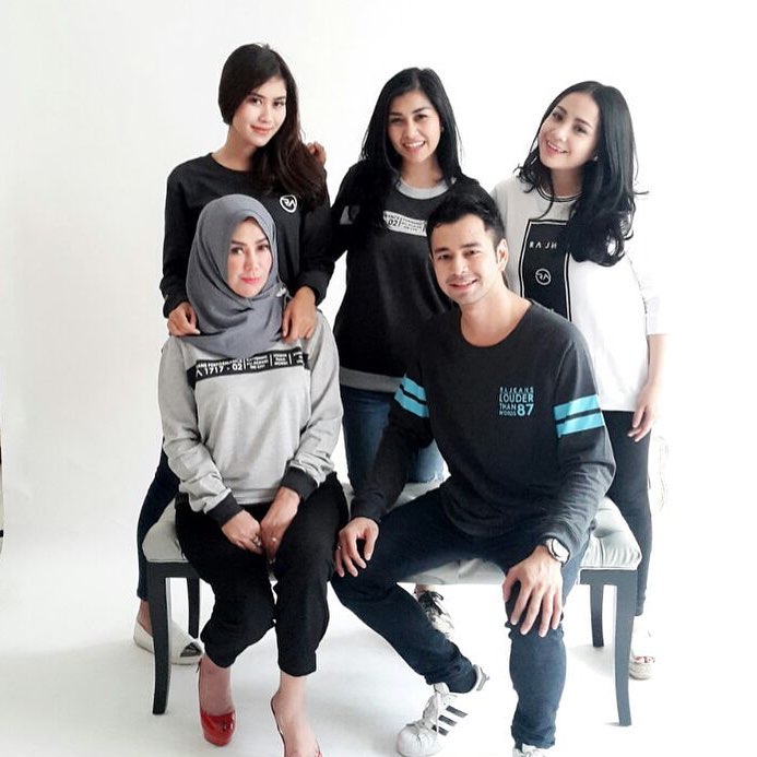 10 Potret kedekatan Raffi Ahmad dengan ibu & adik-adiknya