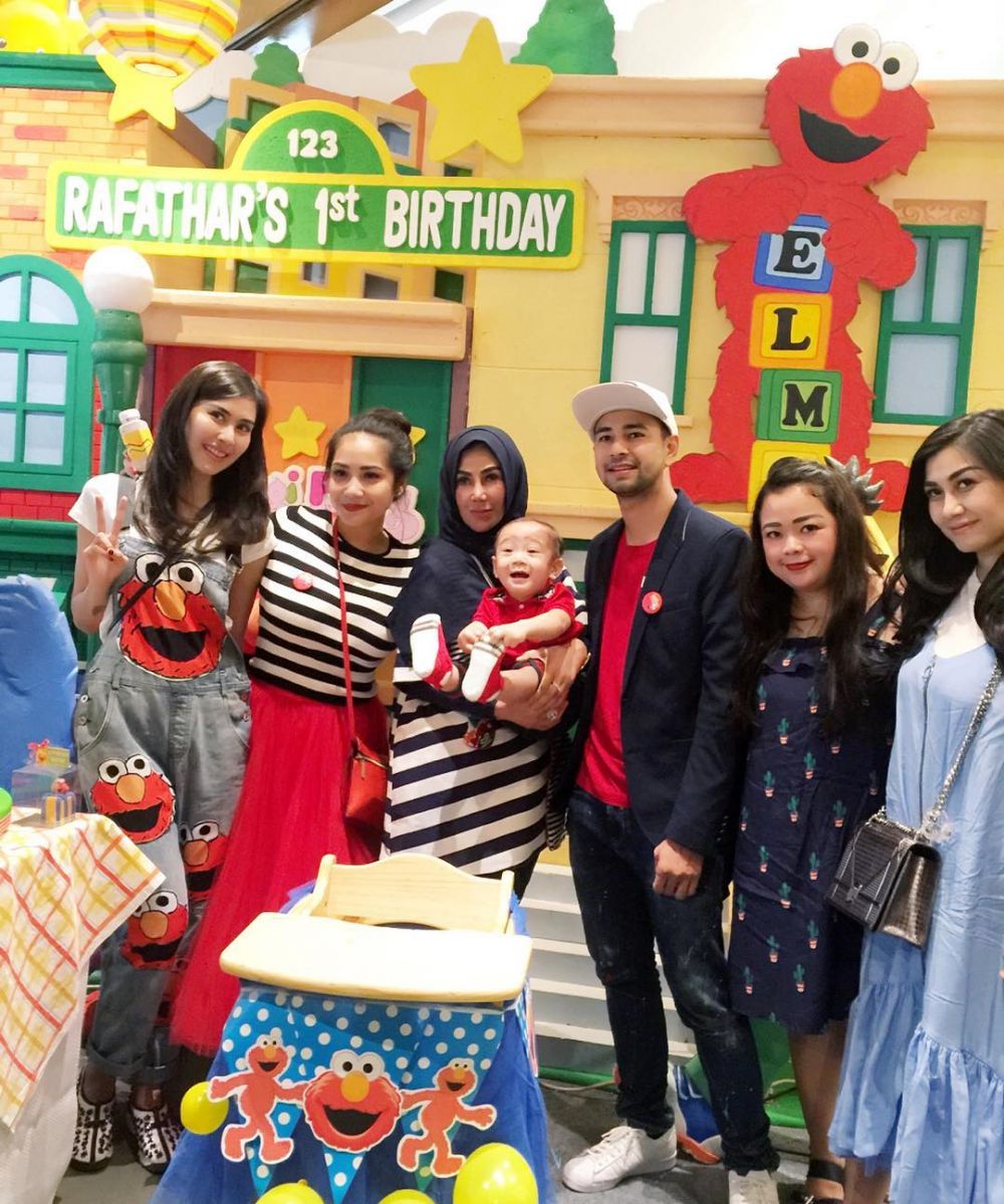10 Potret kedekatan Raffi Ahmad dengan ibu & adik-adiknya