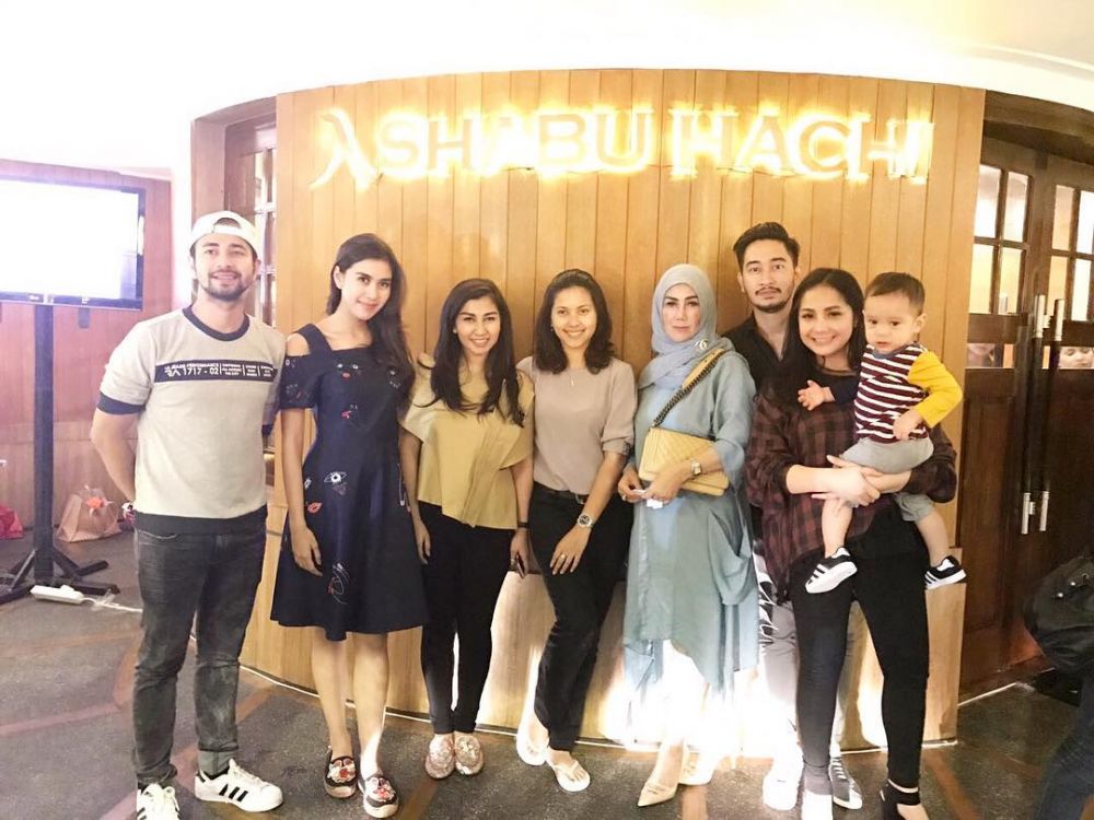 10 Potret kedekatan Raffi Ahmad dengan ibu & adik-adiknya
