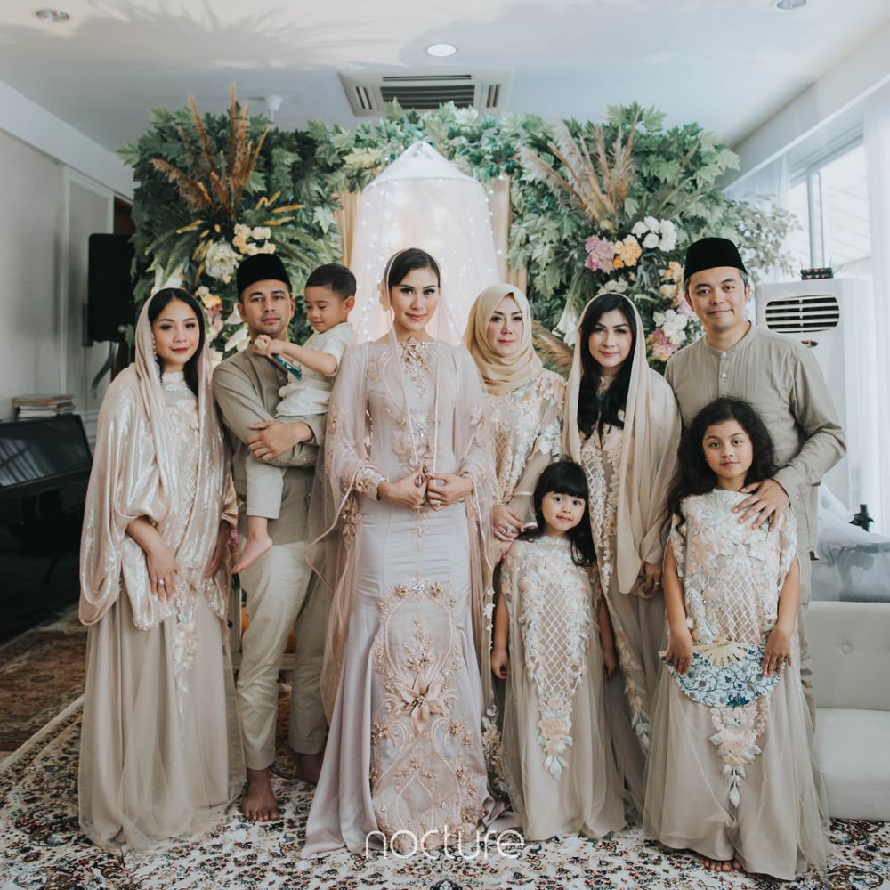 10 Potret kedekatan Raffi Ahmad dengan ibu & adik-adiknya