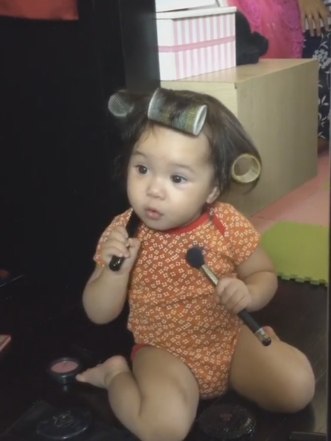 5 Potret lucunya Gempita pakai roll rambut, ekspresinya gemesin abis