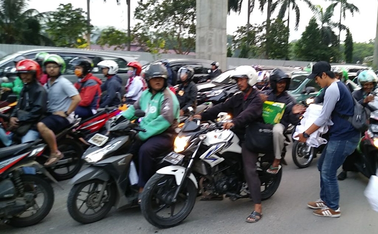 Begini aksi bagi-bagi takjil Jurnalis Trunojoyo di lampu merah, salut 