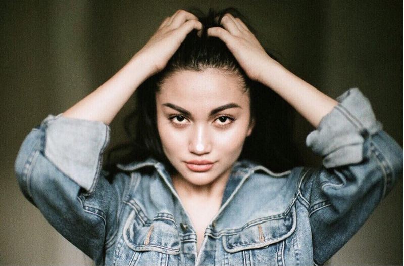 Pamer pose merokok, Ariel Tatum banjir cibiran