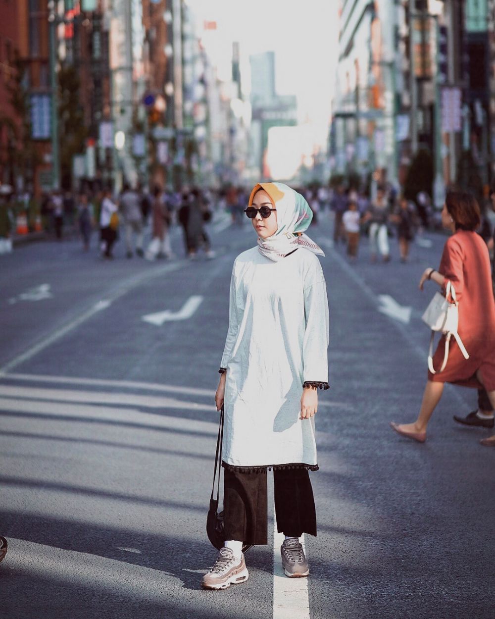 Lebaran tampil beda, ini 10 inspirasi outfit swag ala Intan Khasanah