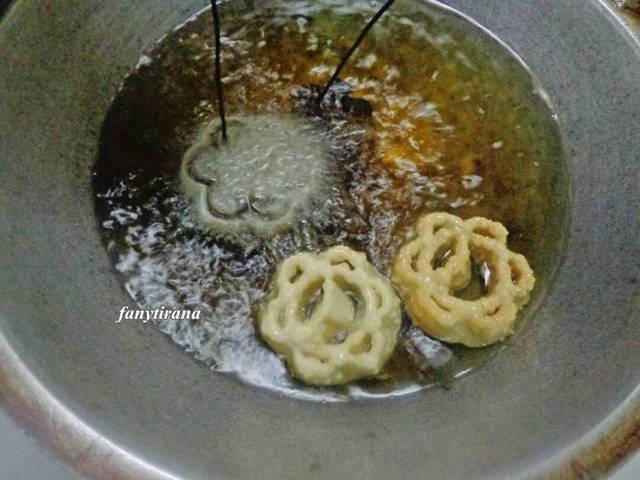 Cara gampang bikin kembang goyang, kue lezat nan jadul khas Lebaran