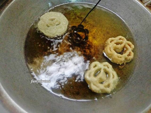 Cara gampang bikin kembang goyang, kue lezat nan jadul khas Lebaran