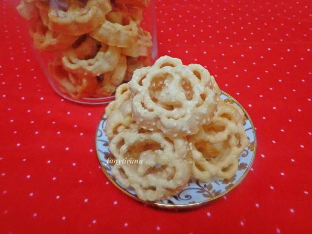 Cara gampang bikin kembang goyang, kue lezat nan jadul khas Lebaran