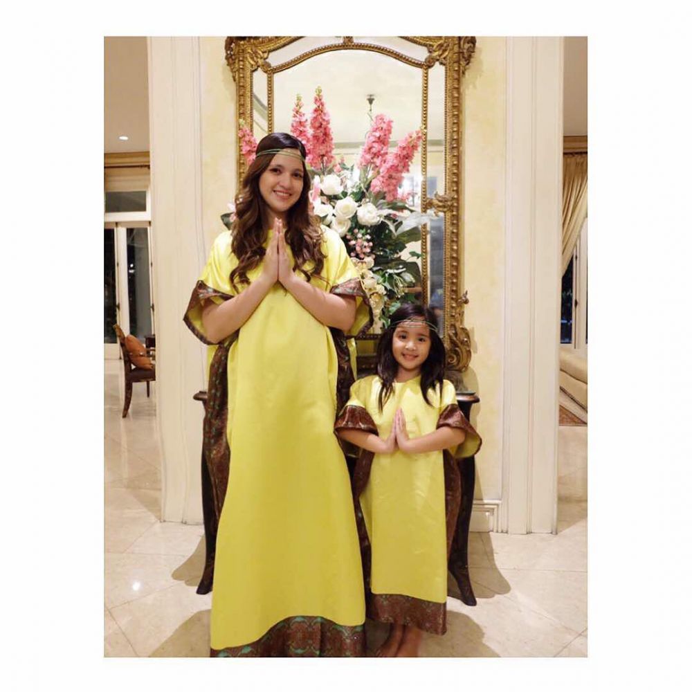 7 Inspirasi outfit kaftan ala Nia Ramadhani, cantik di hari nan fitri
