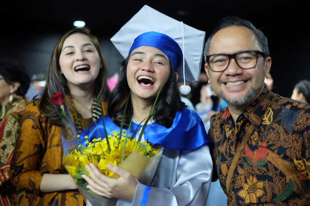 5 Momen bahagia Davina 'Mima' Syafa anak Mona Ratuliu saat wisuda SMP
