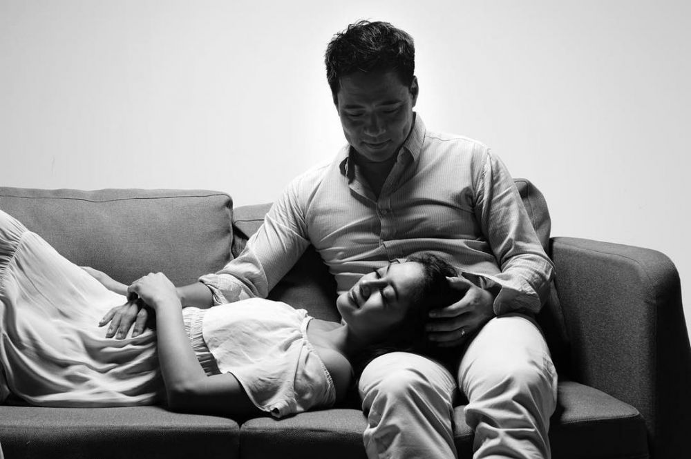 5 Potret maternity Rini Yulianti & suami, elegan bernuansa hitam putih