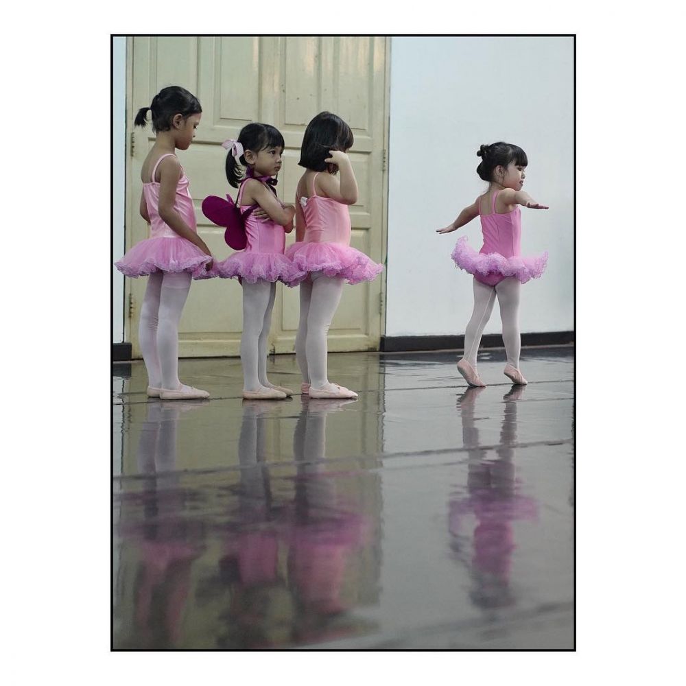 5 Aksi Gempi saat berlatih balet, gerakannya lucu dan menggemaskan