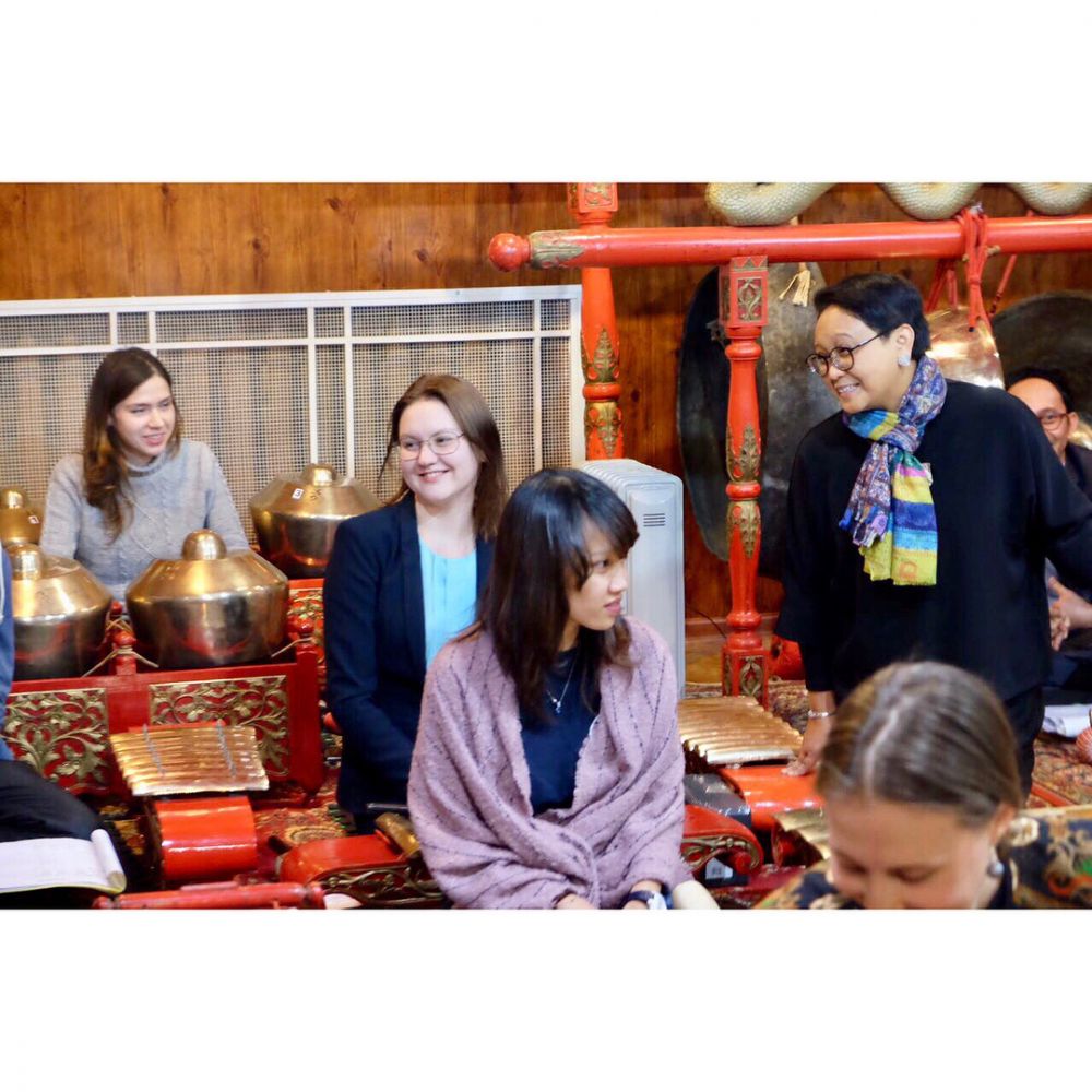 7 Sisi lain dari Menlu Retno Marsudi, gayanya khas anak muda banget