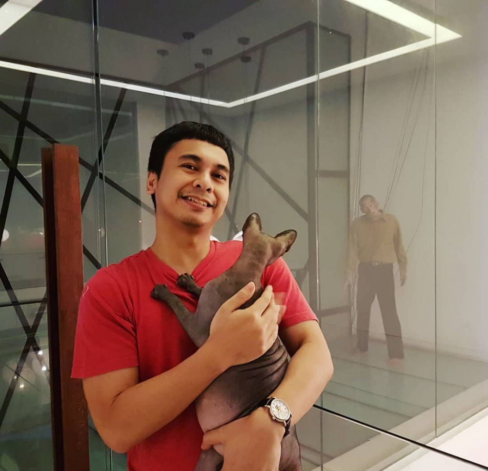 Kocak nan imut, ini 9 momen Raditya Dika main dengan kucingnya
