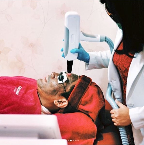 Tampak macho dan gagah, begini 8 gaya Robby Purba saat perawatan wajah