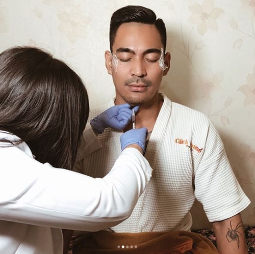 Tampak macho dan gagah, begini 8 gaya Robby Purba saat perawatan wajah