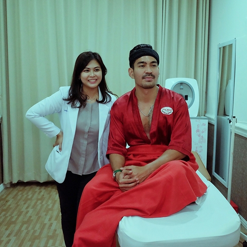 Tampak macho dan gagah, begini 8 gaya Robby Purba saat perawatan wajah