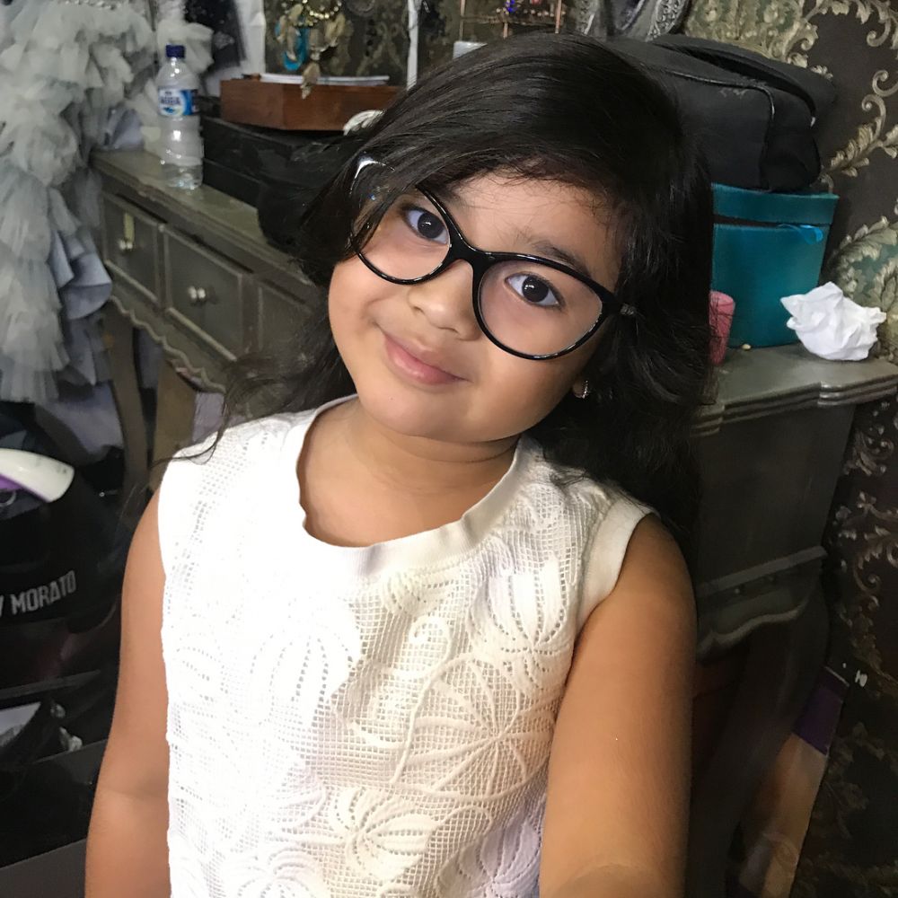 10 Potret cantik Arlova Carissa, putri Andre Taulany yang modis abis