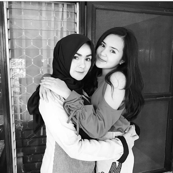 8 Pesona Linda Darmawan, mama Beby Tsabina yang nggak kalah cantik