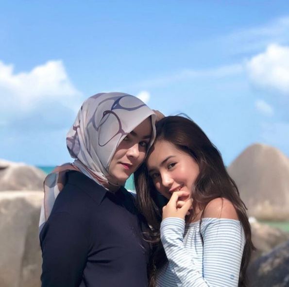 8 Pesona Linda Darmawan, mama Beby Tsabina yang nggak kalah cantik