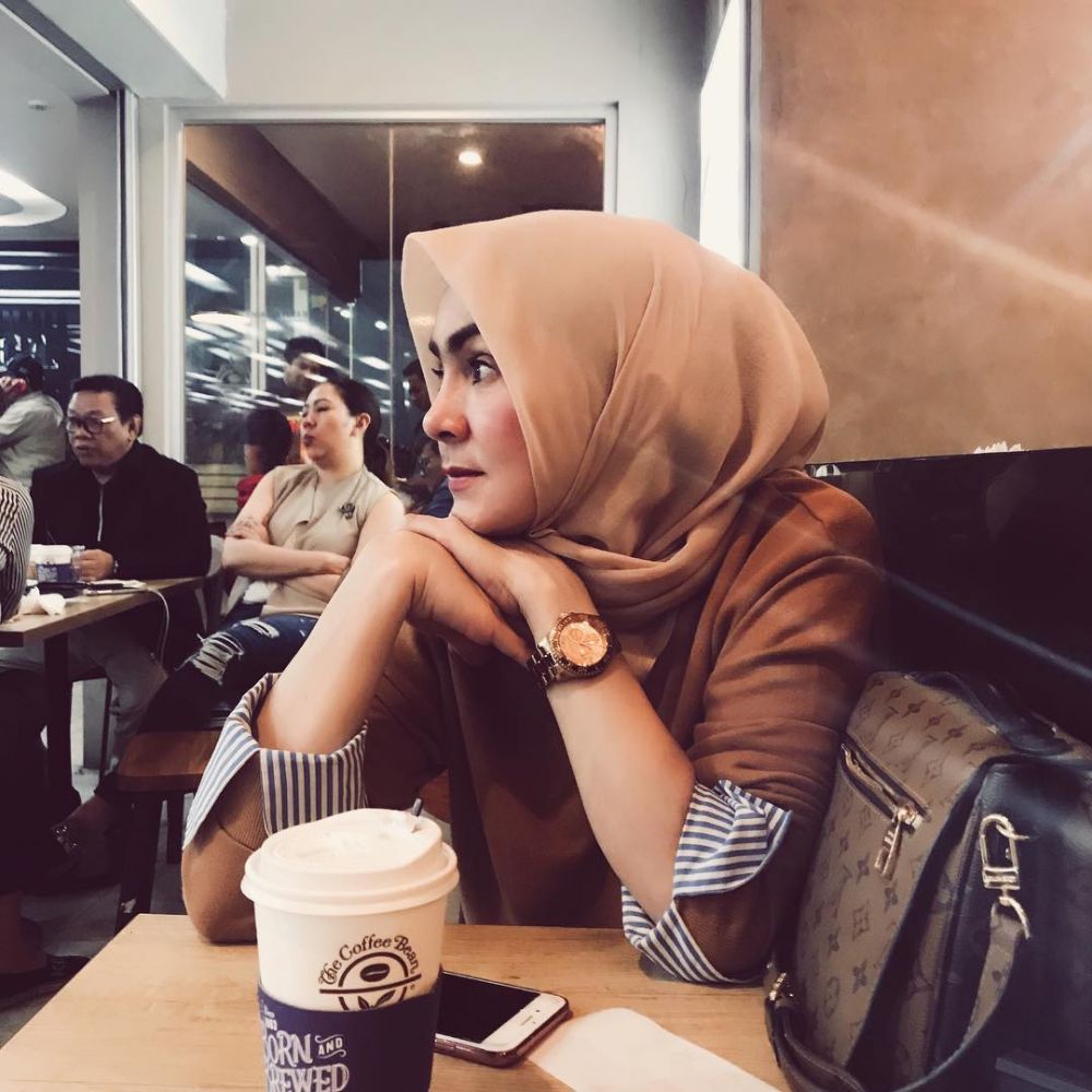 8 Pesona Linda Darmawan, mama Beby Tsabina yang nggak kalah cantik