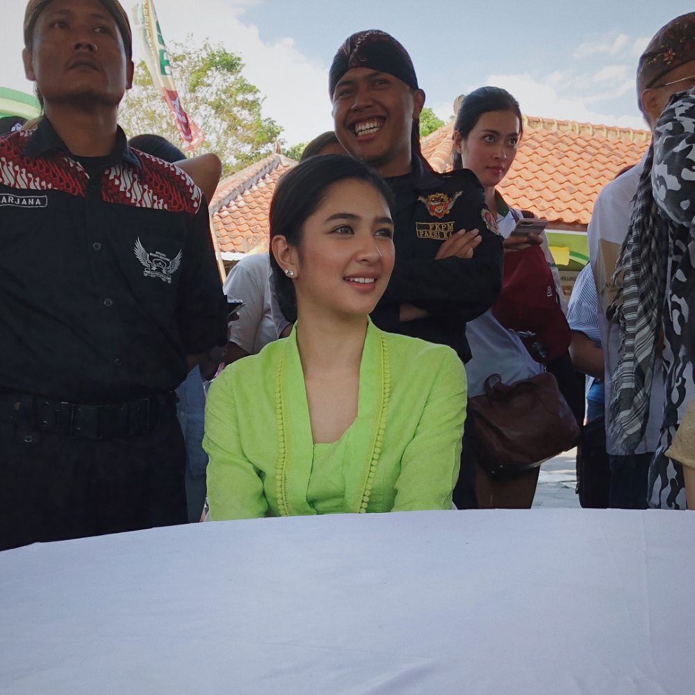 9 Potret cantiknya Mikha Tambayong jadi tukang jamu ini bikin terpana