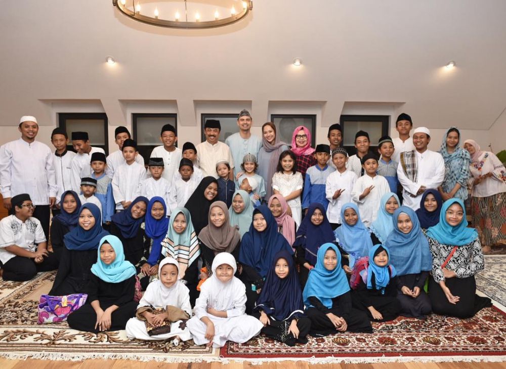 Berbagi berkah Ramadan, 7 seleb ini gelar buka bersama anak yatim