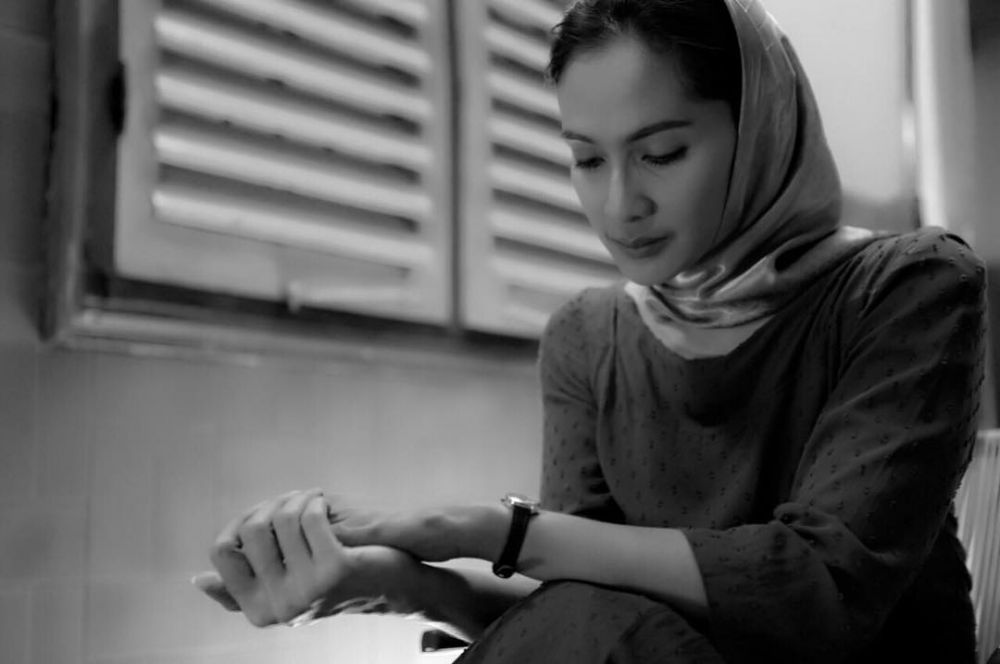 7 Gaya Maudy Koesnaedi berhijab simpel, penampilannya makin anggun