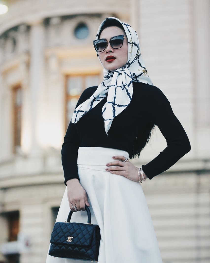 7 Pesona Syahrini saat kenakan hijab, cantiknya bikin pangling banget