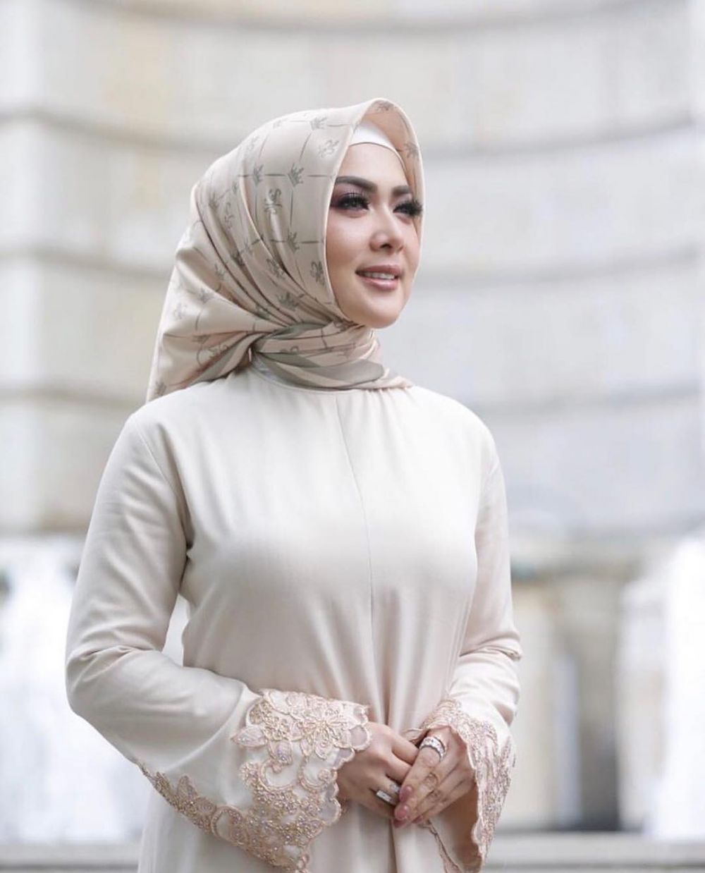 7 Pesona Syahrini saat kenakan hijab, cantiknya bikin pangling banget