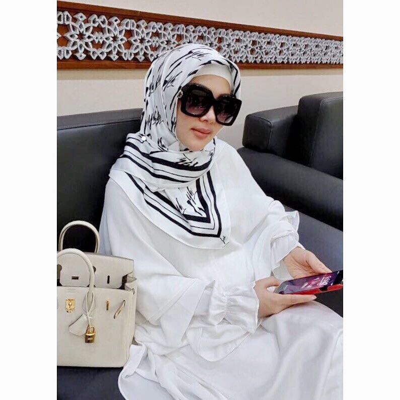 7 Pesona Syahrini saat kenakan hijab, cantiknya bikin pangling banget